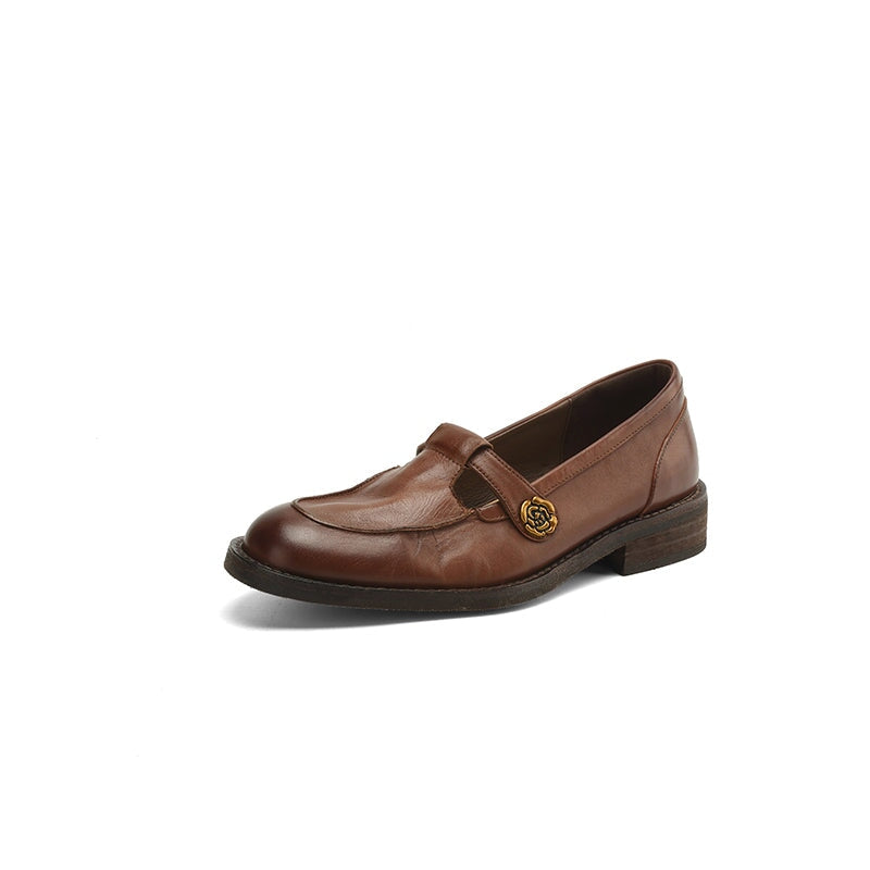 Zapatos Mary Jane vintage de piel estilo franc&eacute;s con detalle de camelia met&aacute;lica en negro, caf&eacute; y gris.