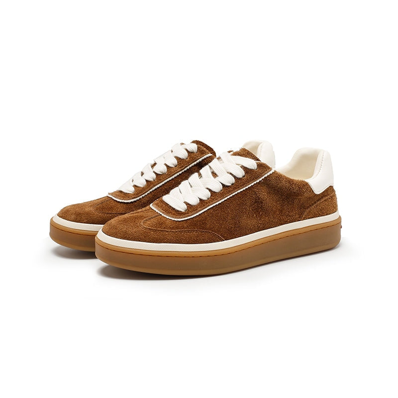 Casual lage sneakers met vetersluiting van su&egrave;de leer in 6 kleuren.