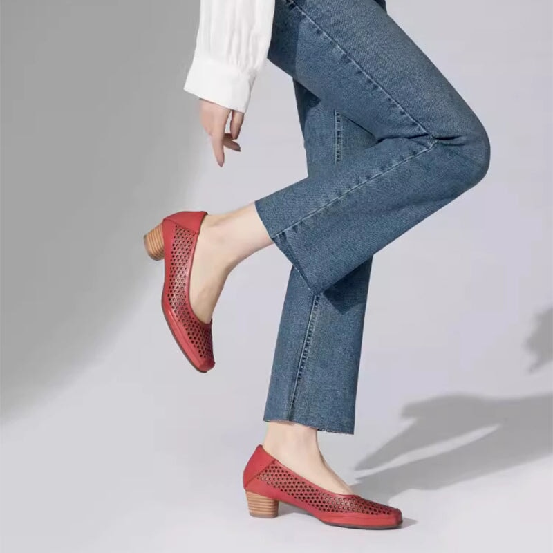 Handgemaakte leren pumps met vierkante neus en 4 cm blokhak in beige/groen/rood, modieuze stijl.