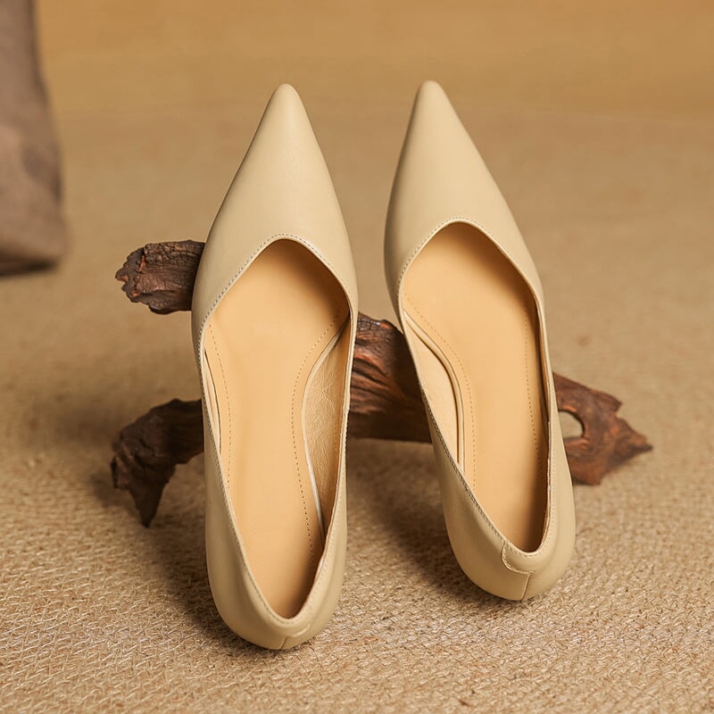 Handgemaakte leren pumps met spitse neus en kittenhak voor dames in beige/zwart/abrikoos.