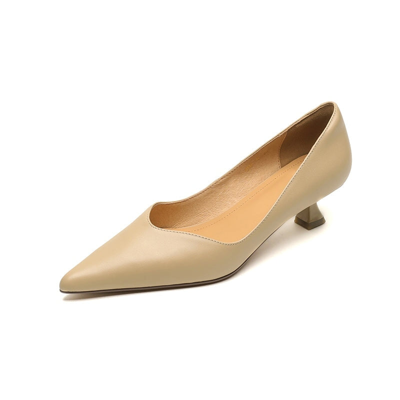 Handgemaakte leren pumps met spitse neus en kittenhak voor dames in beige/zwart/abrikoos.