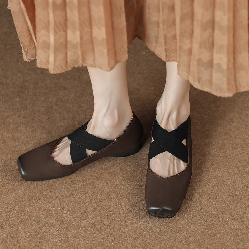 Elegante vintage ballerina's met vierkante neus en X-bandje, gemaakt van rundleer in de kleuren zwart, bruin en abrikoos.