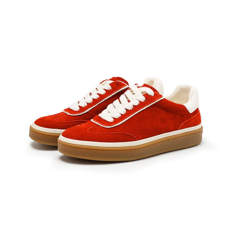 Casual lage sneakers met vetersluiting van su&egrave;de leer in 6 kleuren.