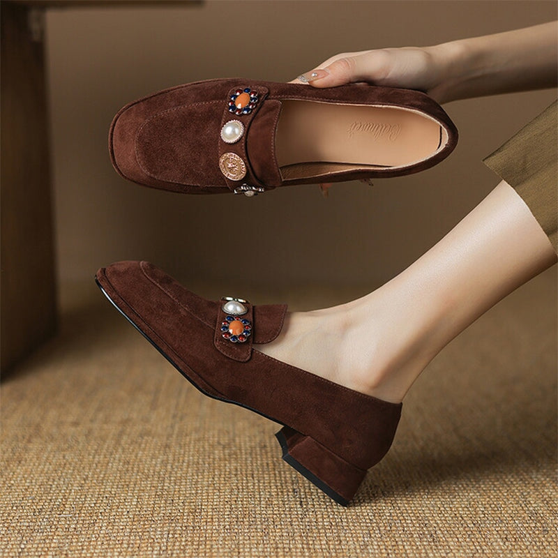 Mocasines de ante para mujer con detalles de perlas y punta redonda en marr&oacute;n/negro