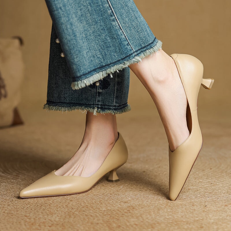 Handgemaakte leren pumps met spitse neus en kittenhak voor dames in beige/zwart/abrikoos.