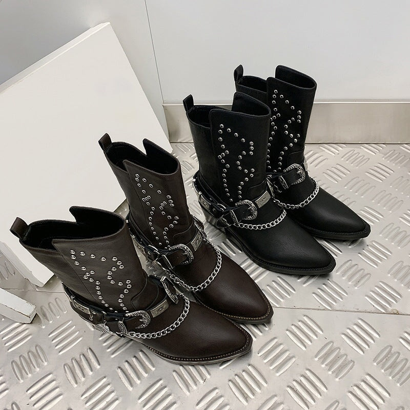 Bottes western courtes en cuir noir/marron, orn&eacute;es de rivets et ceintur&eacute;es.
