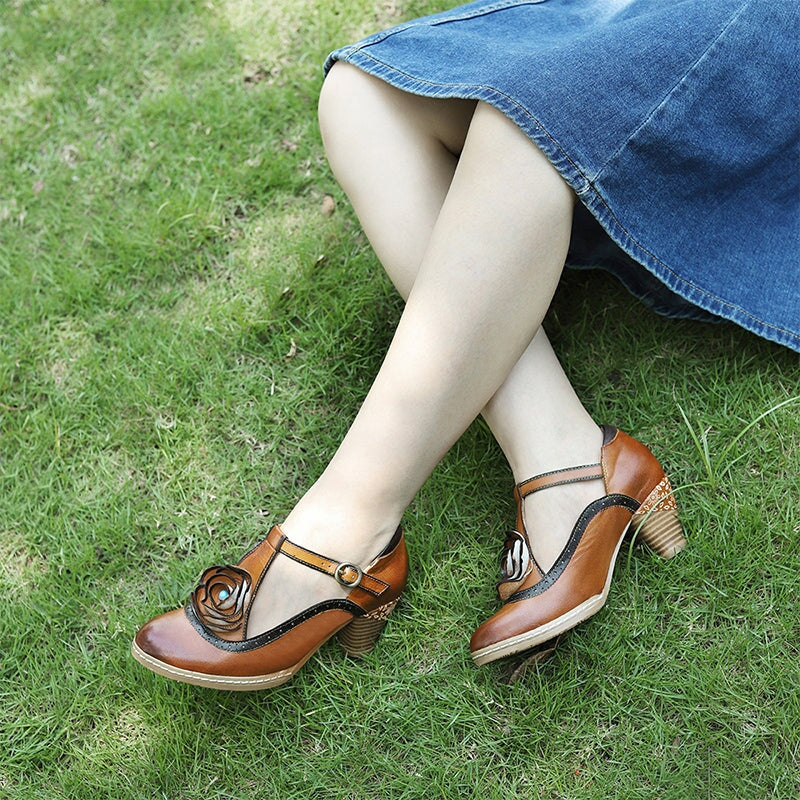 Handgefertigte Mary-Jane-Schuhe aus Leder mit T-Riemen, Blumenmuster und 50-mm-Blockabsatz in Braun