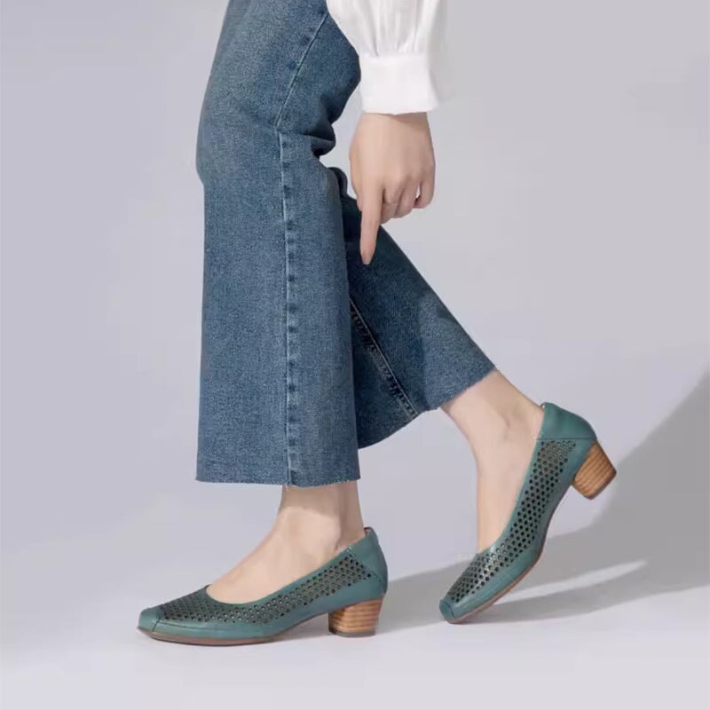 Handgemaakte leren pumps met vierkante neus en 4 cm blokhak in beige/groen/rood, modieuze stijl.
