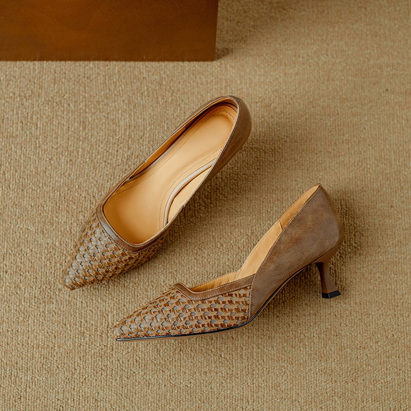 Chique geweven pumps met spitse neus en kittenhak (55 mm), handgemaakt van rundleer in abrikoos/zwart.