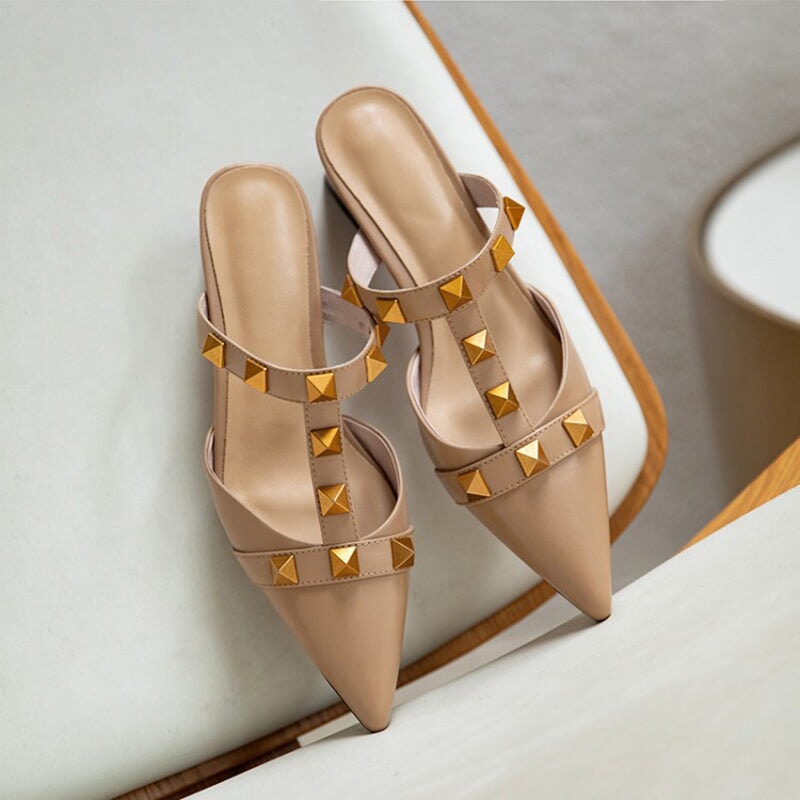 Pumps met spitse neus en middelhoge hak, instappers van rundleer in de kleuren abrikoos/beige/groen.