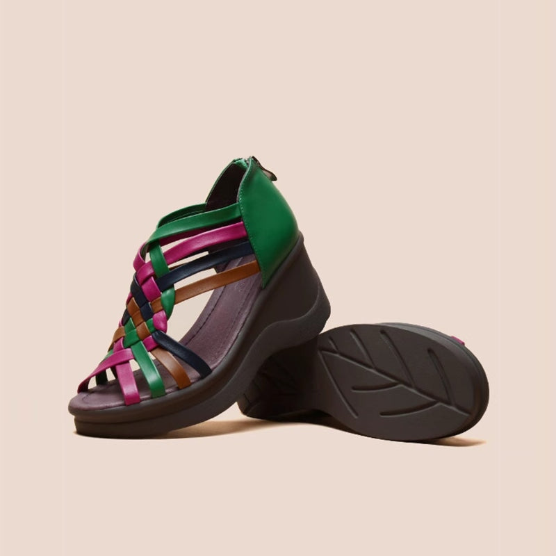 Handgemaakte sandalen met hoge hakken van geweven leer in diverse kleuren, met open neus en retro sleehak in zwart/wit/multicolor.