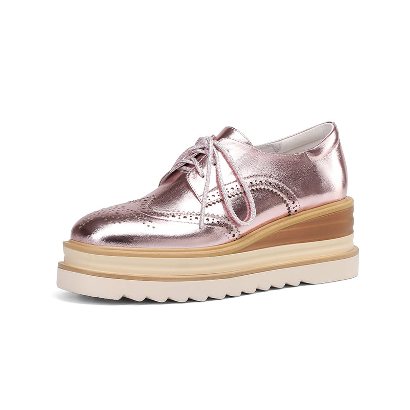 Dames leren wingtip platform brogue oxford schoenen met vetersluiting en dikke sleehak in roze/zilver.