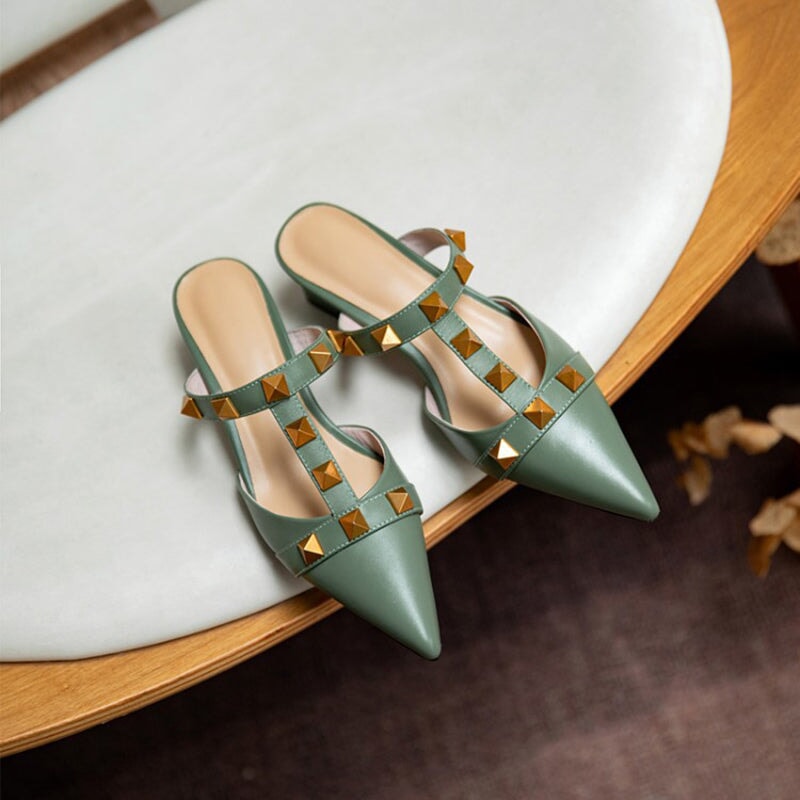 Pumps met spitse neus en middelhoge hak, instappers van rundleer in de kleuren abrikoos/beige/groen.