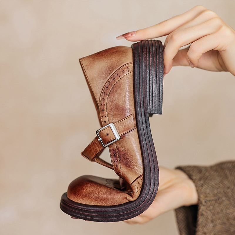 Preppy-Style Mary Jane Brogue-Schuhe mit T-Riemen aus Lammleder in Braun/Schwarz