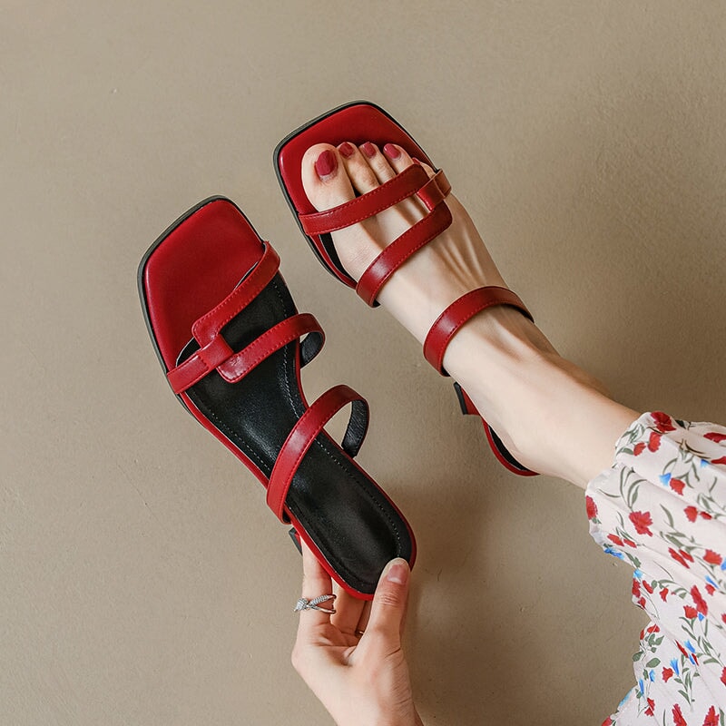 Modieuze sandalen met kittenhak van rundleer, elegante zomerse slides met een hak van 45 mm in rood/bruin.