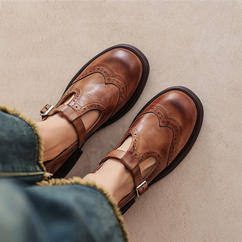 Preppy-Style Mary Jane Brogue-Schuhe mit T-Riemen aus Lammleder in Braun/Schwarz
