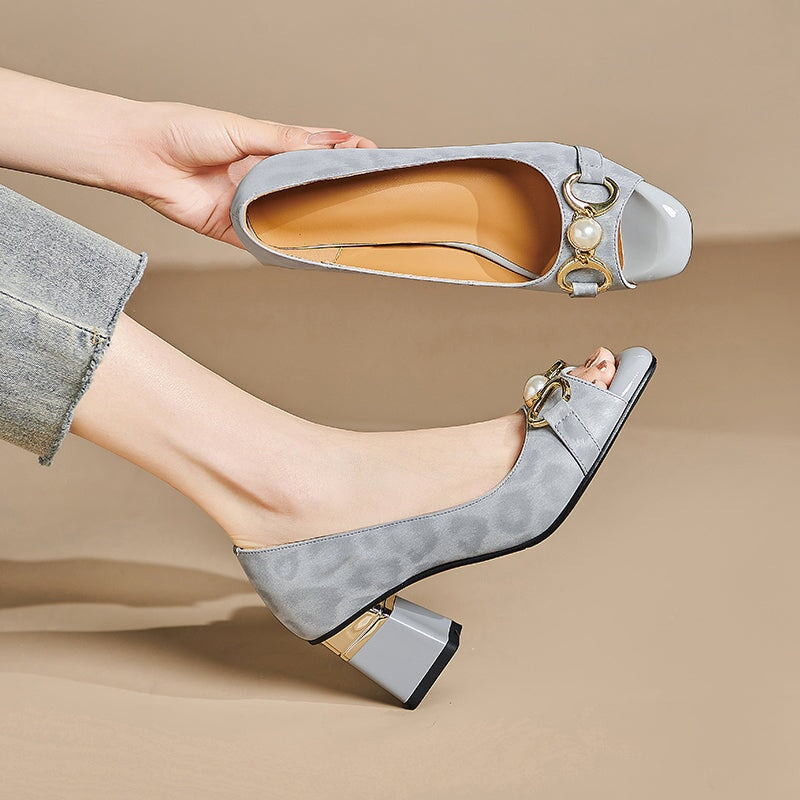 Chique pumps met blokhak van 65 mm, paardenbitdesign, open neus en pareldetails, van leer in zwart/grijs.