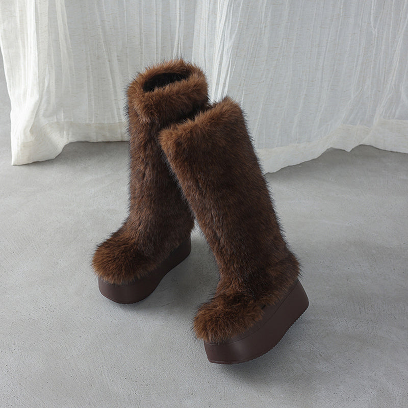 Harige kniehoge platform snowboots van imitatiebont (80 mm) in de kleuren koffie/grijs/zwart.