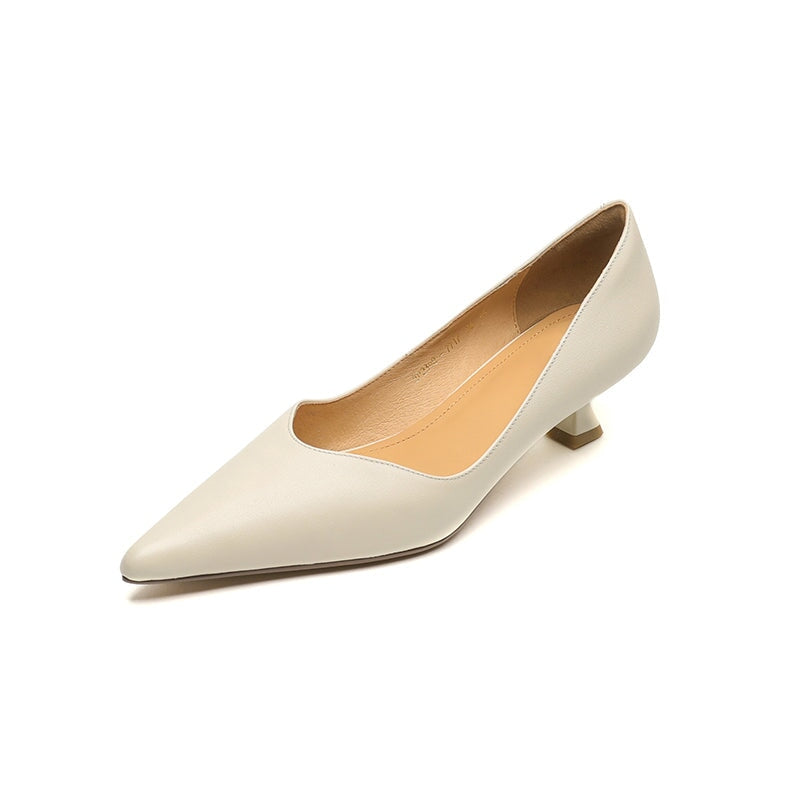 Handgemaakte leren pumps met spitse neus en kittenhak voor dames in beige/zwart/abrikoos.