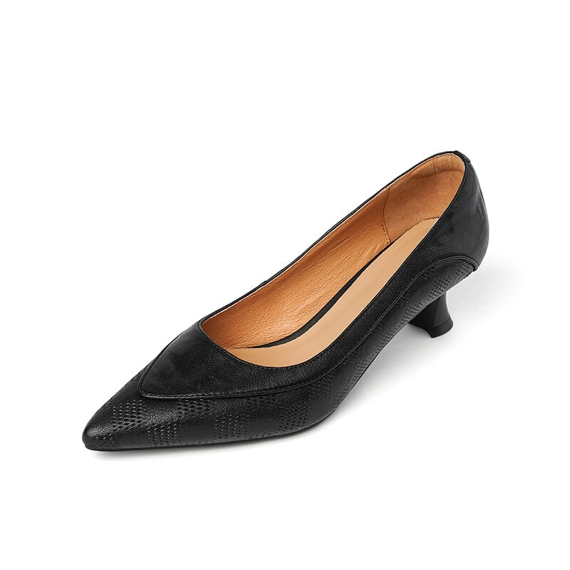 Elegante pumps met spitse neus en kittenhak, handgemaakte leren kantoorschoenen in zwart/melkkoffie.