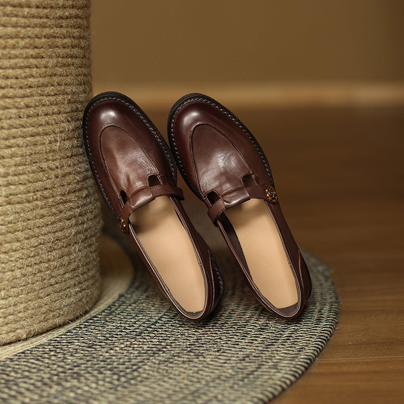 Zapatos Mary Jane vintage de piel estilo franc&eacute;s con detalle de camelia met&aacute;lica en negro, caf&eacute; y gris.