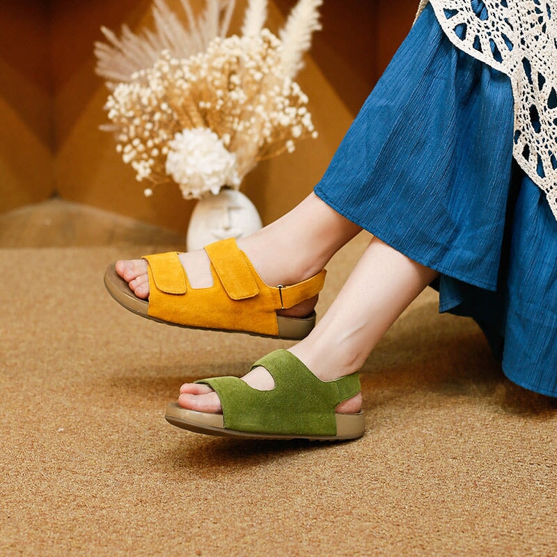 Damessandalen met dubbele klittenbandsluiting, slingback, voetbed van su&egrave;de en open tenen, verkrijgbaar in 5 kleuren.