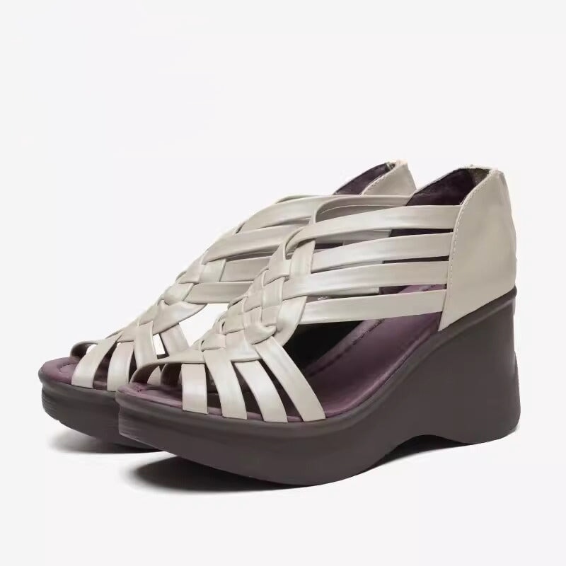 Handgemaakte sandalen met hoge hakken van geweven leer in diverse kleuren, met open neus en retro sleehak in zwart/wit/multicolor.