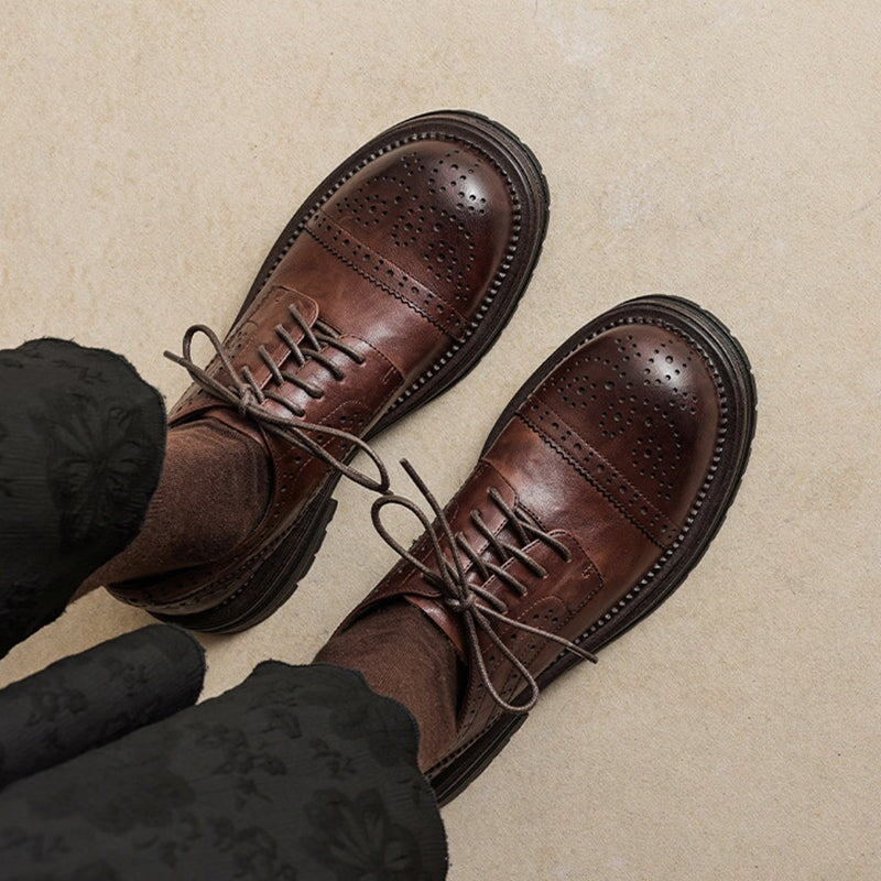 Vintage britische Brogue-Schuhe &ndash; Schn&uuml;rschuhe mit runder Zehenpartie und niedrigem Absatz, schwarz/braun
