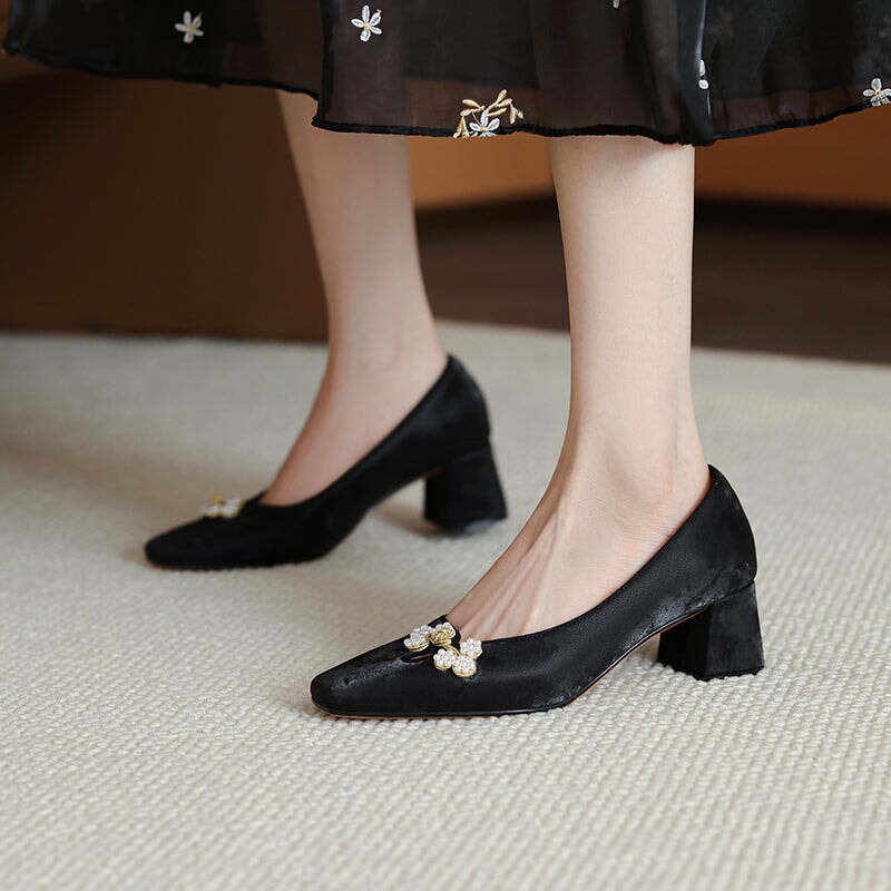 Traditionele Chinese pumps met vierkante neus, comfortabel van rundleer, in abrikoos/zwart.