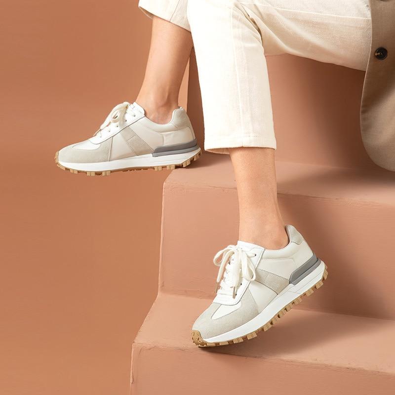 Casual sneakers voor dames van su&egrave;de leer met patchwork in gemengde kleuren, vetersluiting, ronde neus, platformzool, handgemaakte platte schoenen