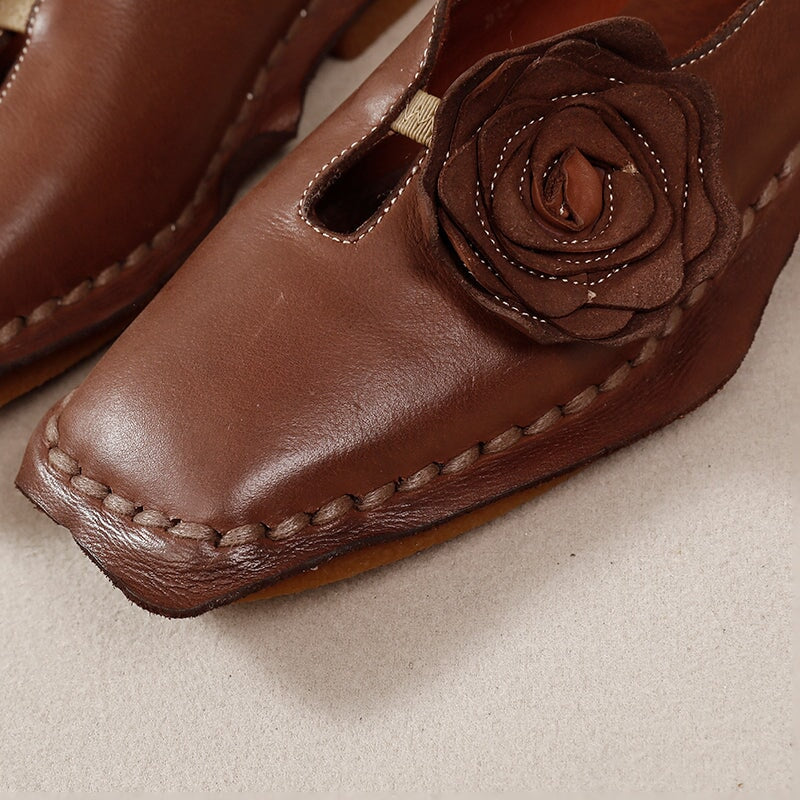 Elegante platte loafers van gewassen rundleer met bloemversiering in camel/koffiekleur.