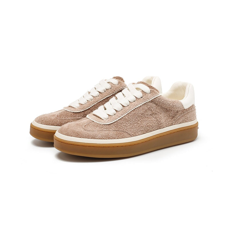 Casual lage sneakers met vetersluiting van su&egrave;de leer in 6 kleuren.