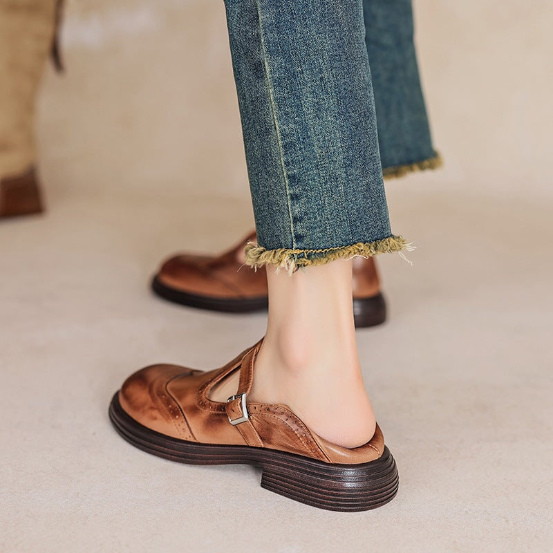 Preppy-Style Mary Jane Brogue-Schuhe mit T-Riemen aus Lammleder in Braun/Schwarz