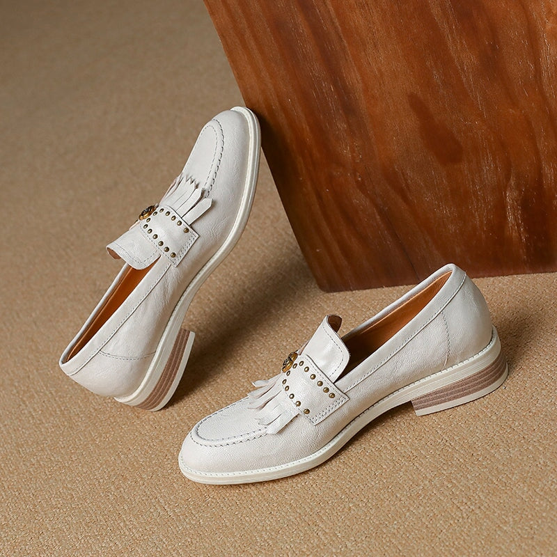 Mocasines retro de piel con tac&oacute;n Kiltie para mujer, punta redonda, en negro y beige