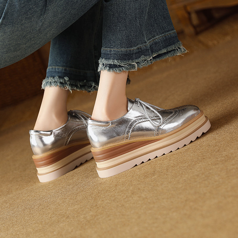 Dames leren wingtip platform brogue oxford schoenen met vetersluiting en dikke sleehak in roze/zilver.