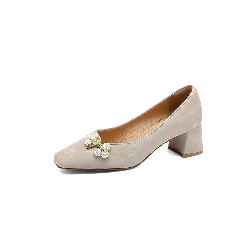 Traditionele Chinese pumps met vierkante neus, comfortabel van rundleer, in abrikoos/zwart.