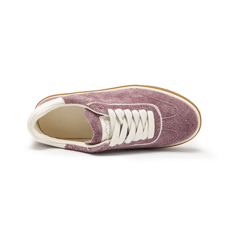 Casual lage sneakers met vetersluiting van su&egrave;de leer in 6 kleuren.