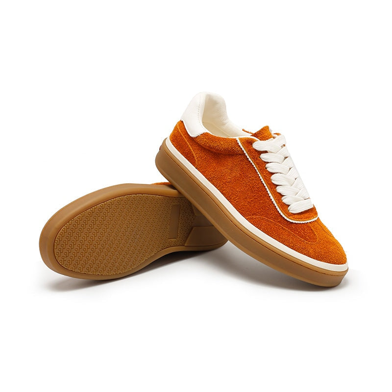 Casual lage sneakers met vetersluiting van su&egrave;de leer in 6 kleuren.