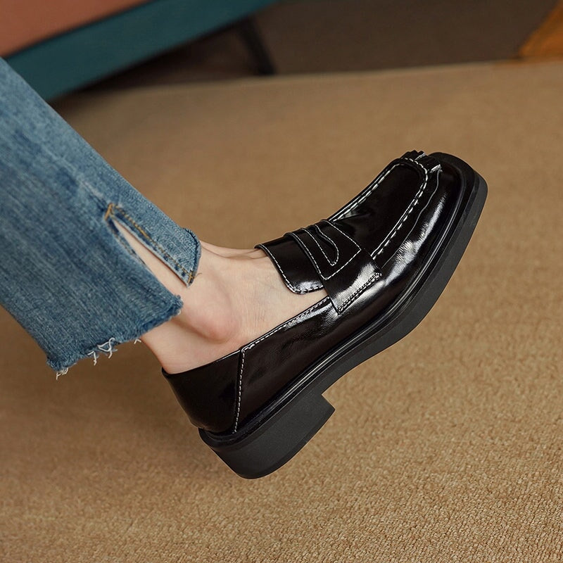 Penny loafers van lakleer voor dames in koffiebruin/zwart.