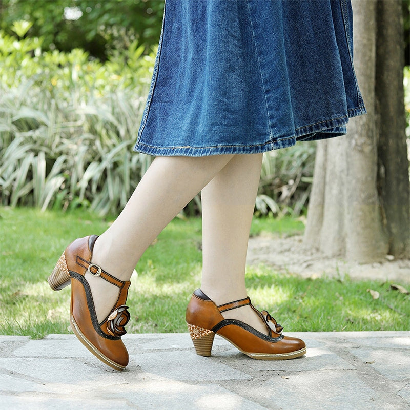 Handgefertigte Mary-Jane-Schuhe aus Leder mit T-Riemen, Blumenmuster und 50-mm-Blockabsatz in Braun
