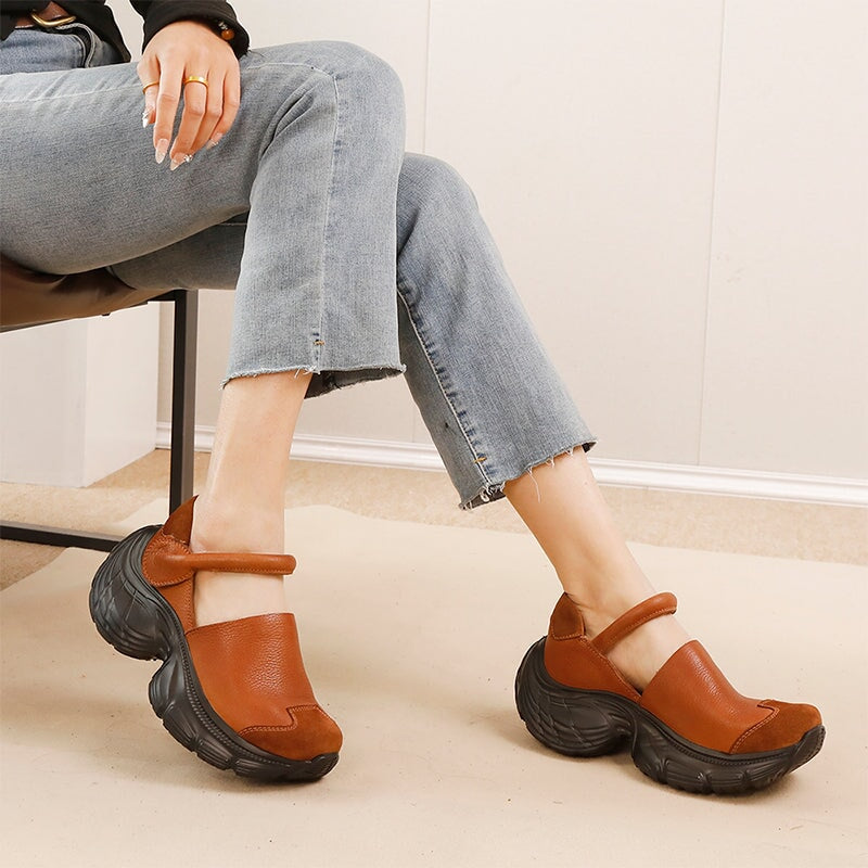 Klobige Mary-Jane-Schuhe aus Rindsleder mit Plateau und verstellbarem Klettverschluss in Schwarz/Hellbraun