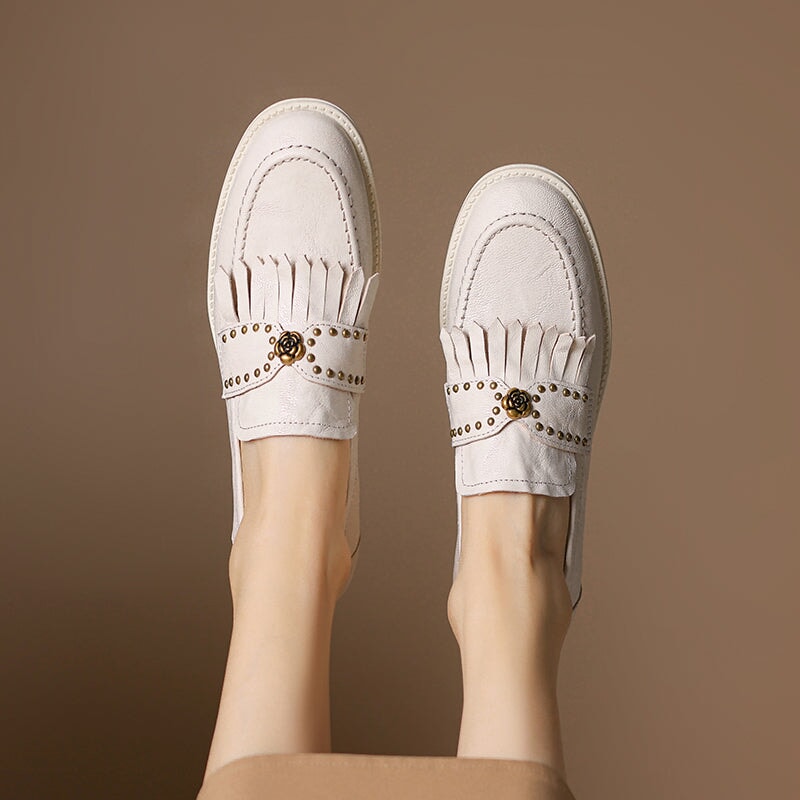 Mocasines retro de piel con tac&oacute;n Kiltie para mujer, punta redonda, en negro y beige