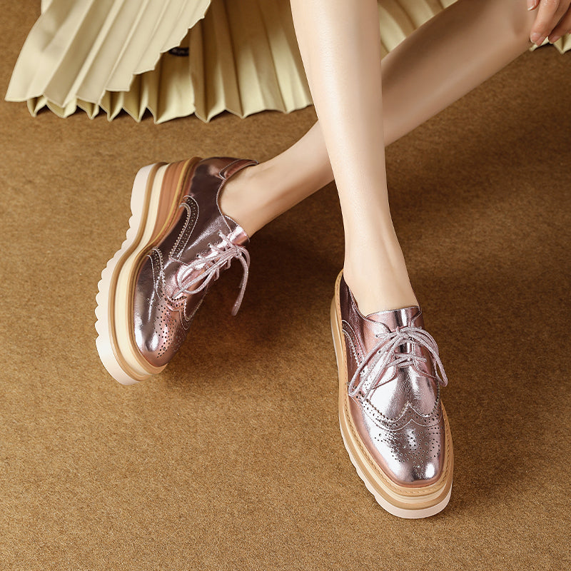 Dames leren wingtip platform brogue oxford schoenen met vetersluiting en dikke sleehak in roze/zilver.