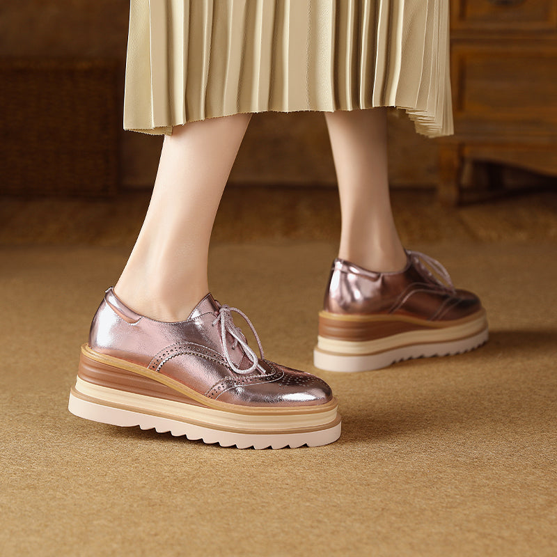 Dames leren wingtip platform brogue oxford schoenen met vetersluiting en dikke sleehak in roze/zilver.