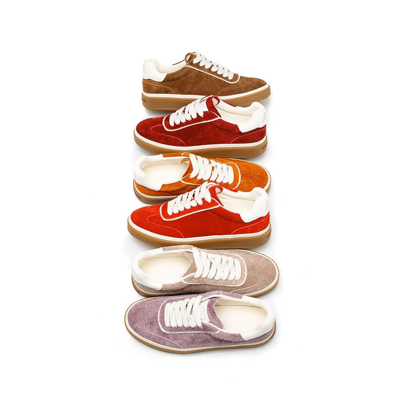 Casual lage sneakers met vetersluiting van su&egrave;de leer in 6 kleuren.