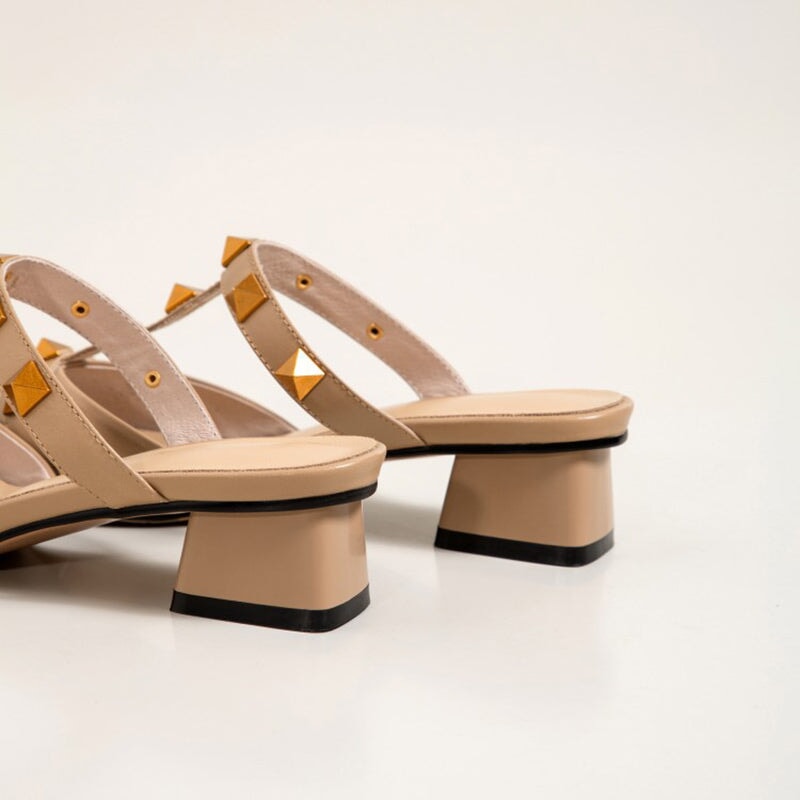 Pumps met spitse neus en middelhoge hak, instappers van rundleer in de kleuren abrikoos/beige/groen.