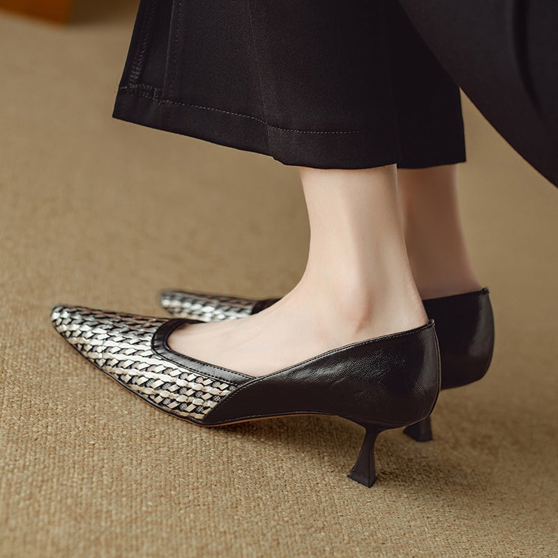 Chique geweven pumps met spitse neus en kittenhak (55 mm), handgemaakt van rundleer in abrikoos/zwart.