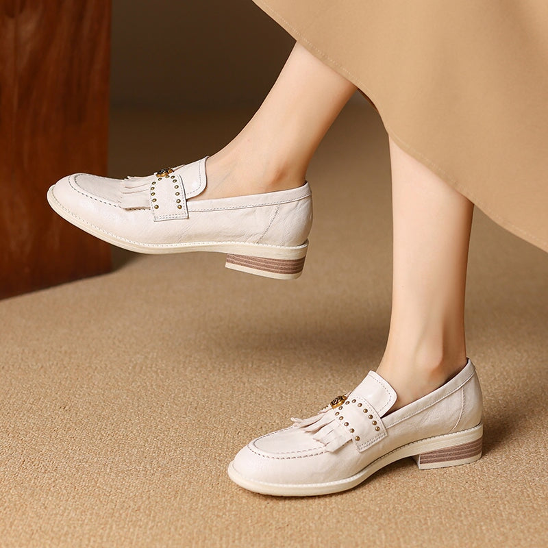 Mocasines retro de piel con tac&oacute;n Kiltie para mujer, punta redonda, en negro y beige
