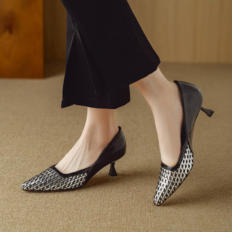 Chique geweven pumps met spitse neus en kittenhak (55 mm), handgemaakt van rundleer in abrikoos/zwart.