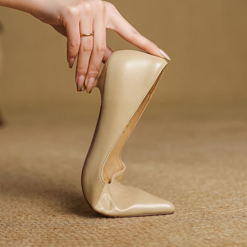 Handgemaakte leren pumps met spitse neus en kittenhak voor dames in beige/zwart/abrikoos.